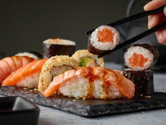 Mejores restaurantes japoneses en CDMX - Primer plano de un plato de sushi en la mesa de un restaurante