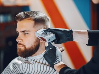 Mejores barberías en CDMX - Barbero usa una máquina de afeitar para cortar el cabello de un hombre