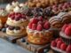 Mejores pastelerías en CDMX - Diversos postres de frutas, crema y chocolate sobre tablas de madera