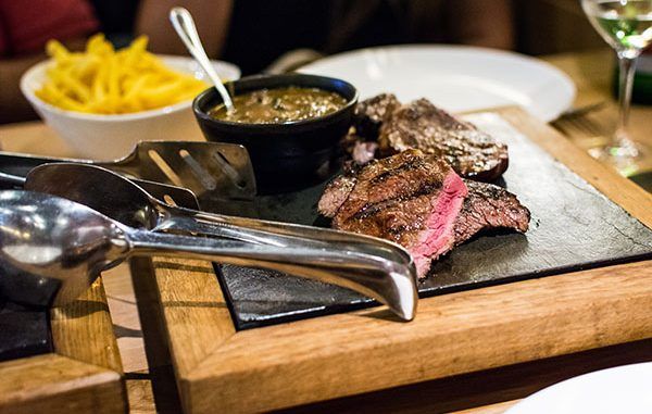 Mejores restaurantes de carne de CDMX - Corte de carne en termino medio acompañado de salsa y papas fritas