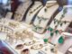 Mejores joyerías de CDMX - Colección de joyas de lujo exhibidas en el mostrador de una joyería
