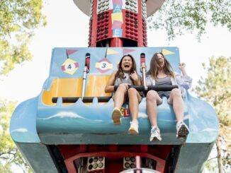 Mejores parques de atracciones de CDMX - Chicas divirtiéndose en un juego mecánico del parque de atracciones