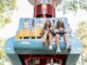 Mejores parques de atracciones de CDMX - Chicas divirtiéndose en un juego mecánico del parque de atracciones