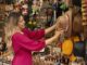 Mejores lugares para comprar artesanía en CDMX - Mujer joven sonriendo mientras sujeta un sombrero en una tienda de artesanías