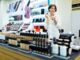 Tiendas de belleza en CDMX - Mujer joven probando diferentes maquillajes en una tienda de belleza