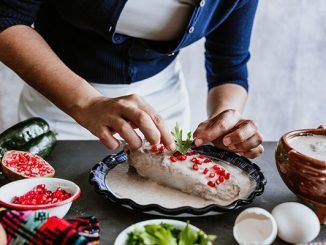 Cursos de cocina tradicional mexicana - Estudiante de cocina trabaja en la preparación de un chile de nogada