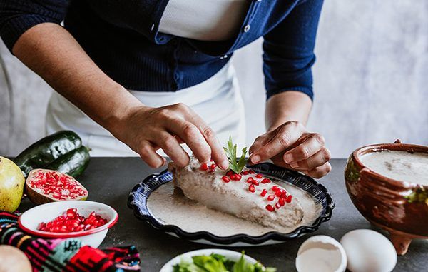 Cursos de cocina tradicional mexicana - Estudiante de cocina trabaja en la preparación de un chile de nogada