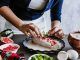 Cursos de cocina tradicional mexicana - Estudiante de cocina trabaja en la preparación de un chile de nogada