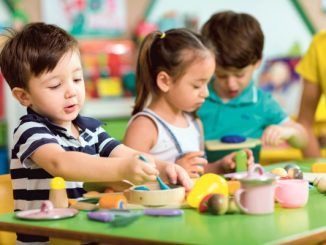 Las 10 mejores actividades para niños de preescolar en CDMX - niños jugando a cocinar en una mesa durante una actividad para preescolar