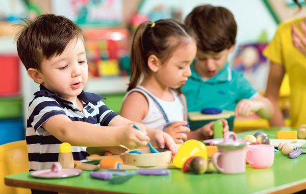 Las 10 mejores actividades para niños de preescolar en CDMX - niños jugando a cocinar en una mesa durante una actividad para preescolar