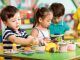 Las 10 mejores actividades para niños de preescolar en CDMX - niños jugando a cocinar en una mesa durante una actividad para preescolar