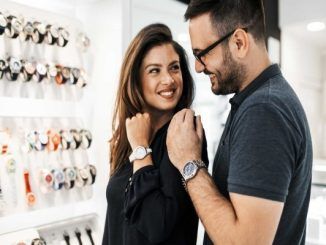 Las 10 mejores tiendas de relojes CDMX - una pareja en una de las mejores tiendas de relojes en CDMX eligiendo relojes