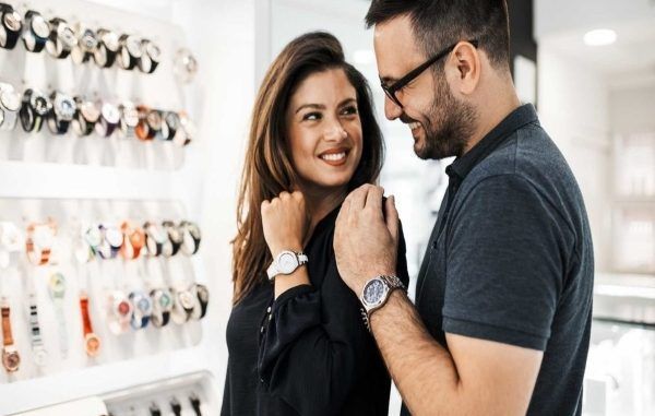Las 10 mejores tiendas de relojes CDMX - una pareja en una de las mejores tiendas de relojes en CDMX eligiendo relojes