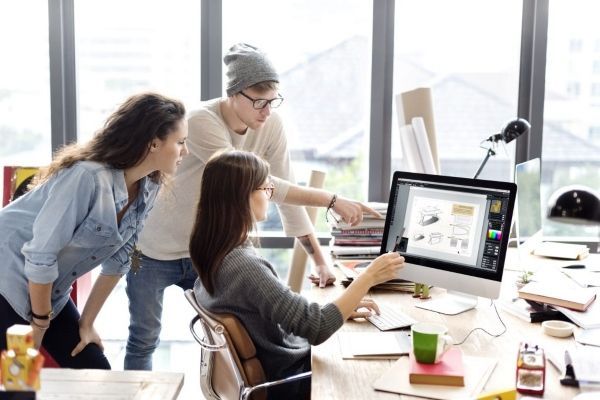 Los 10 mejores cursos de diseño gráfico en CDMX - estudiantes en el aula de un curso de diseño grafico en CDMX