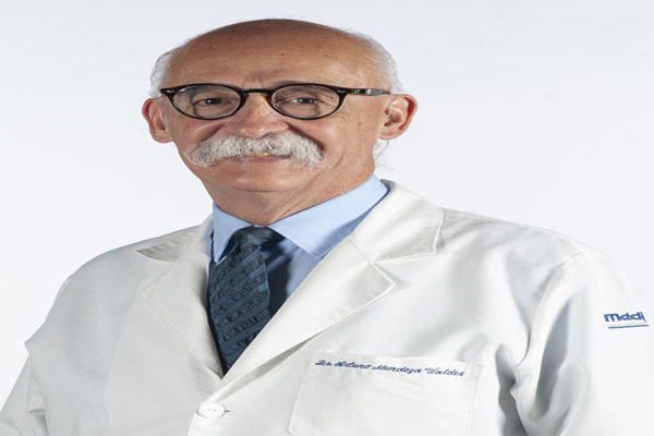 Mejores urólogos en CDMX - Dr. Arturo Mendoza Valdés en consulta