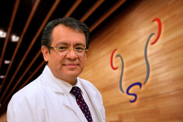 Mejores urólogos en CDMX - Dr. José Manuel Otero García en las instalaciones de su clínica