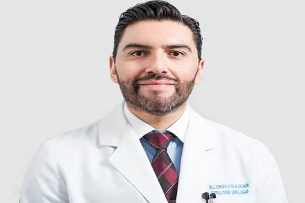 Mejores urólogos en CDMX - Dr. Luis Fernando Galicia Belaunzarán atendiendo consultas