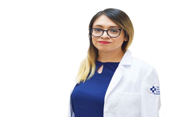 Dra. Regina Hernández Méndez en labores de diagnóstico y prevención de infecciones urinarias