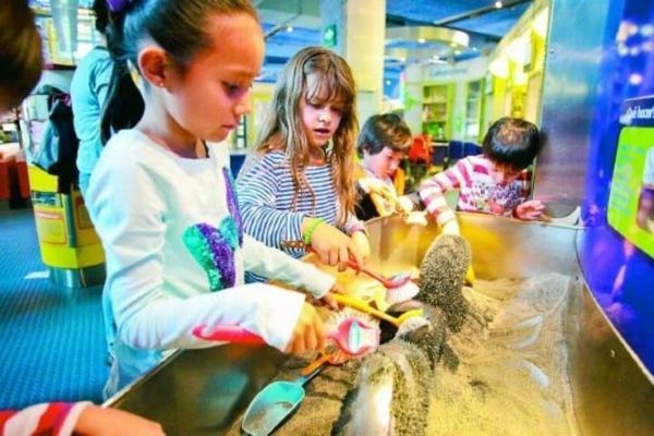 Las 10 mejores actividades para niños de preescolar en CDMX - niños en una actividad lúdica de un museo