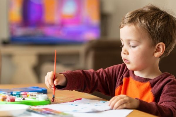 Las 10 mejores actividades para niños de preescolar en CDMX - niño de preescolar en una actividad de pintura