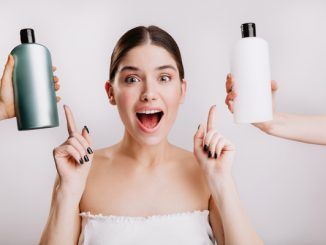 Productos para el pelo - Joven busca el mejor champú para preservar la salud capilar