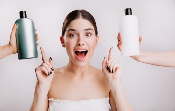 Productos para el pelo - Joven busca el mejor champú para preservar la salud capilar