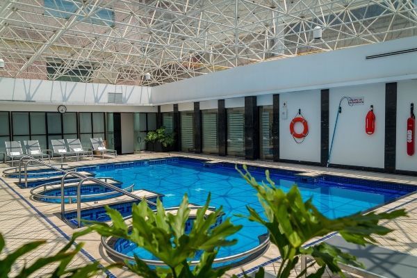 mejores hoteles con alberca climatizada en CDMX - instalaciones de la alberca climatizada del hotel Barceló México Reforma