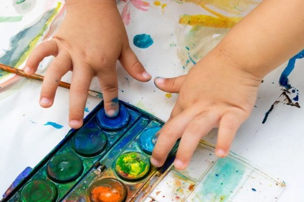 Las 10 mejores actividades para niños de preescolar en CDMX - niño de preescolar jugando con sus dedos en pintura