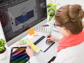 Los 10 mejores cursos de diseño gráfico en CDMX - alumna en la clase de un curso de diseño gráfico