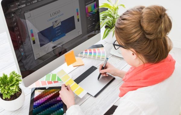 Los 10 mejores cursos de diseño gráfico en CDMX - alumna en la clase de un curso de diseño gráfico
