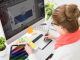 Los 10 mejores cursos de diseño gráfico en CDMX - alumna en la clase de un curso de diseño gráfico