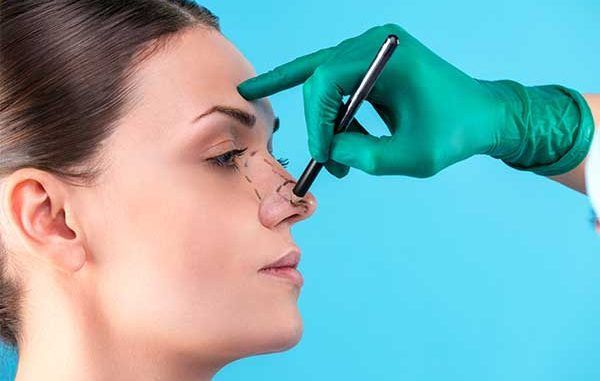 Las 10 mejores clínicas de rinoplastia en CDMX - cirujano plástico dibujando el diseño de la rinoplastia en la nariz de una paciente