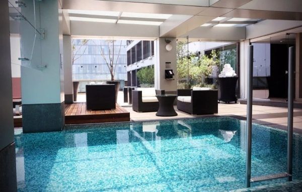 Los 10 mejores hoteles con alberca climatizada en CDMX - alberca climatizada en el interior de un hotel en CDMX