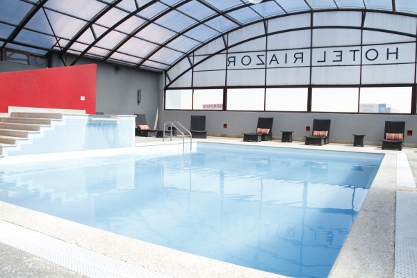 hoteles con alberca climatizada en CDMX - Área de la alberca climatizada del Hotel Riazor en CDMX