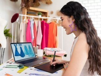 tiendas de diseño de modas en CDMX - Joven diseñadora trabaja en los bocetos de un par de vestidos