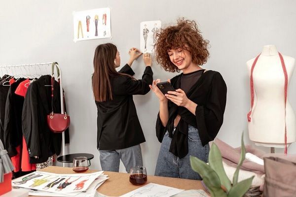 Tiendas de diseño de modas en CDMX - Jóvenes diseñadoras trabajan en los bocetos y en la confección de diversos vestidos