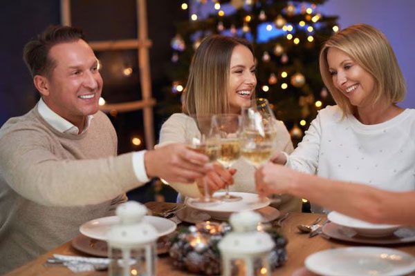 Restaurantes para año nuevo - Familia unida brinda y celebra con alegría durante la cena de fin de año 