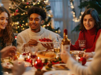 Jóvenes se reúnen a cenar y a celebrar en diciembre