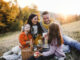 Familia feliz disfruta de un picnic al aire libre para recargar energías
