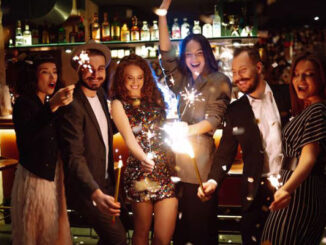 Jóvenes con luces de bengala celebran la llegada del Año Nuevo