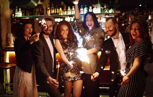 Jóvenes con luces de bengala celebran la llegada del Año Nuevo