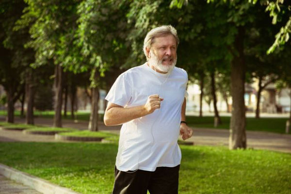 Actividades para año nuevo - Adulto mayor sale a ejercitarse al aire libre en el Circuito Gandhi