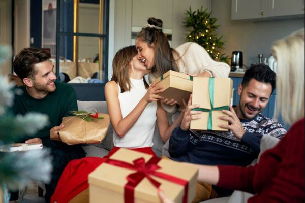 Actividades para año nuevo - Amigos realizan un intercambio de regalos para darle la bienvenida al 2025