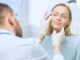 Lifting facial - Médico estético evaluando el rostro de una mujer para realizar un tratamiento de rejuvenecimiento facial