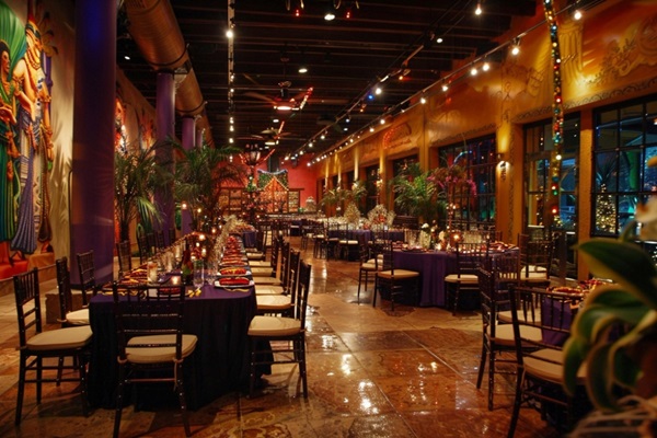 Navidad en CDMX - Restaurante con muchas mesas organizadas y decoradas para eventos de navidad en CDMX