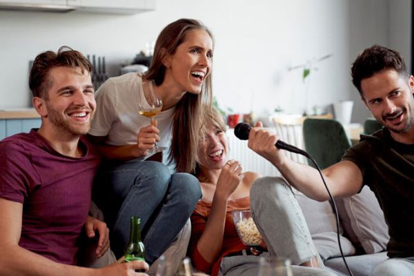 Actividades para año nuevo - Jóvenes organizan un karaoke improvisado para compartir y seguir celebrando tras navidad