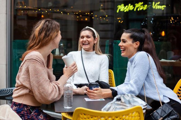 Grupo de amigas sostienen un encuentro casual en una cafetería de CDMX