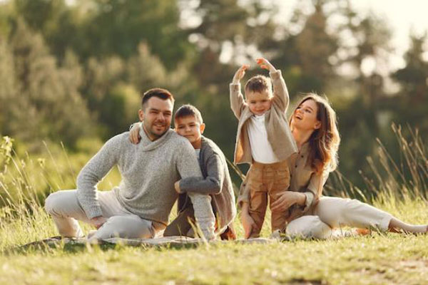Actividades para año nuevo - Familia feliz disfruta de una sesión fotográfica al aire libre para crear nuevos recuerdos