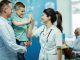 Mejores pediatras CDMX - Doctora choca la mano con un niño sano y feliz después de darle de alta en el hospital