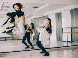 K-pop - Estudiantes de academia de baile practican una coreografía en clases